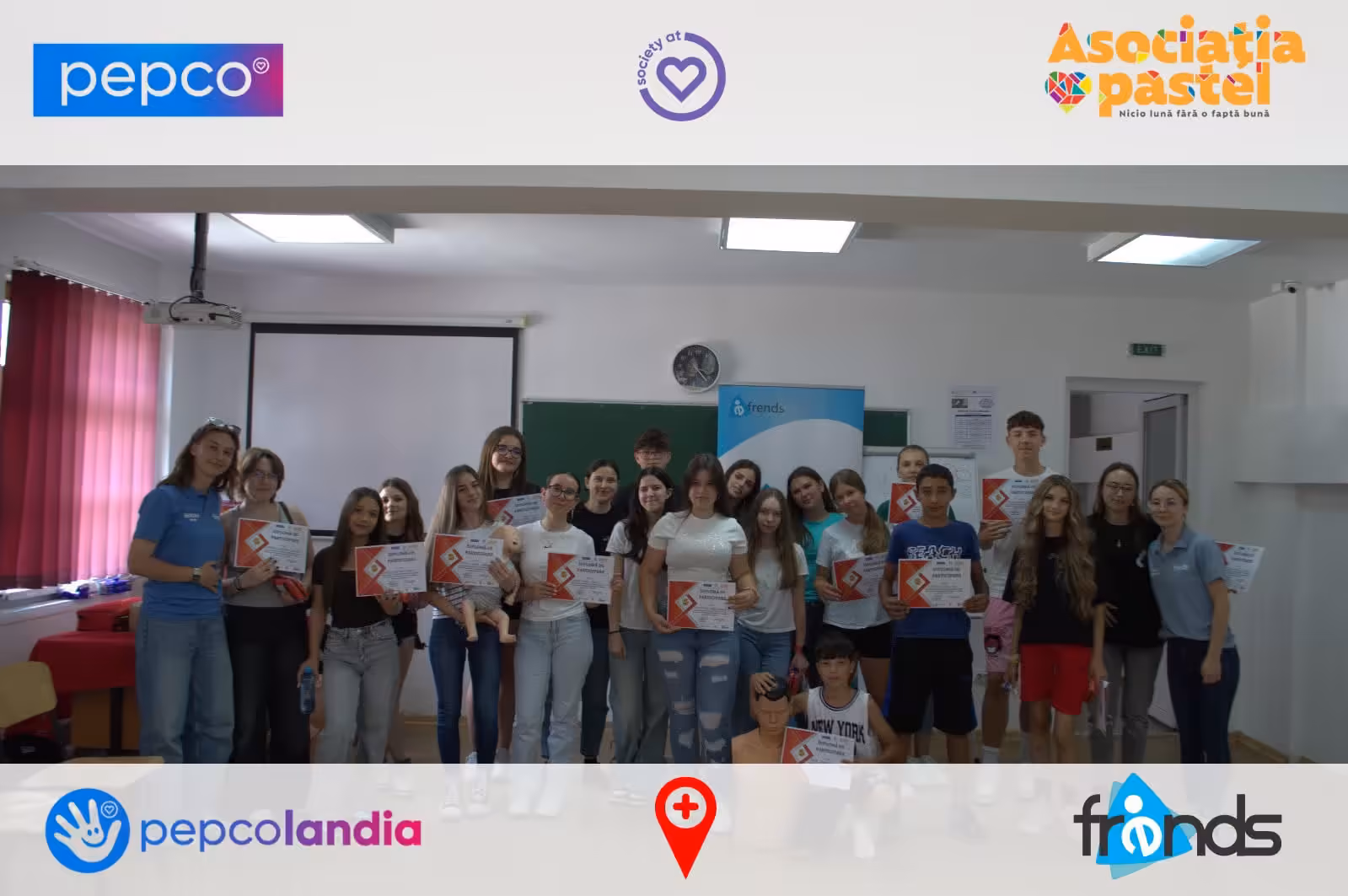 Grupul de participanți la Academia de Prim Ajutor cu diplomele primite