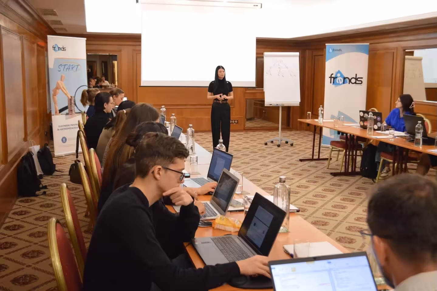 Participanți lucrând la laptopuri în timpul unui bootcamp START