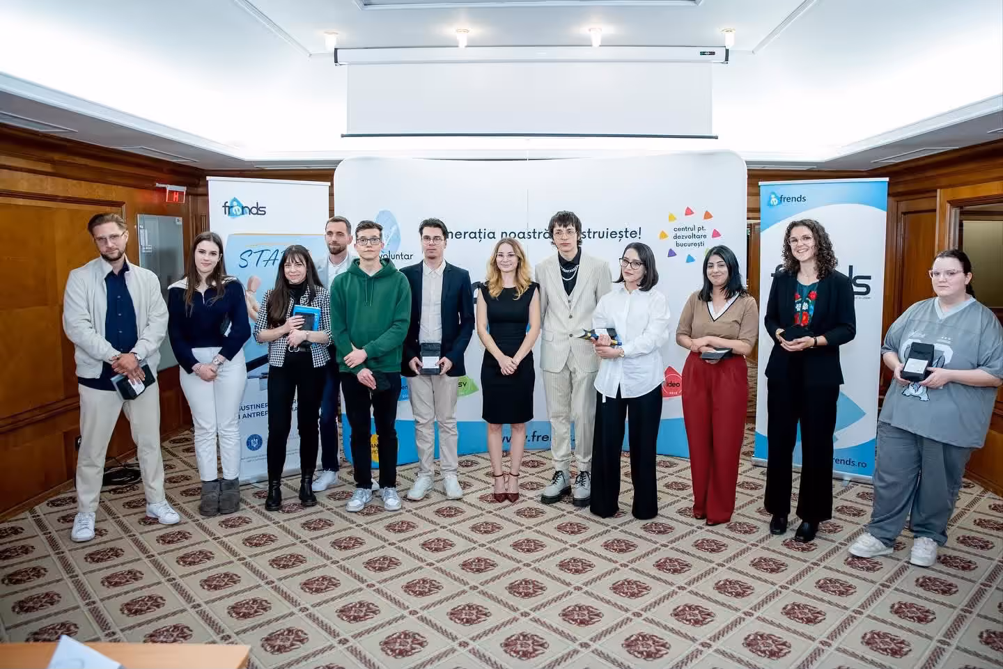 Tinerii care și-au prezentat pitch-urile, pe scena evenimentului START