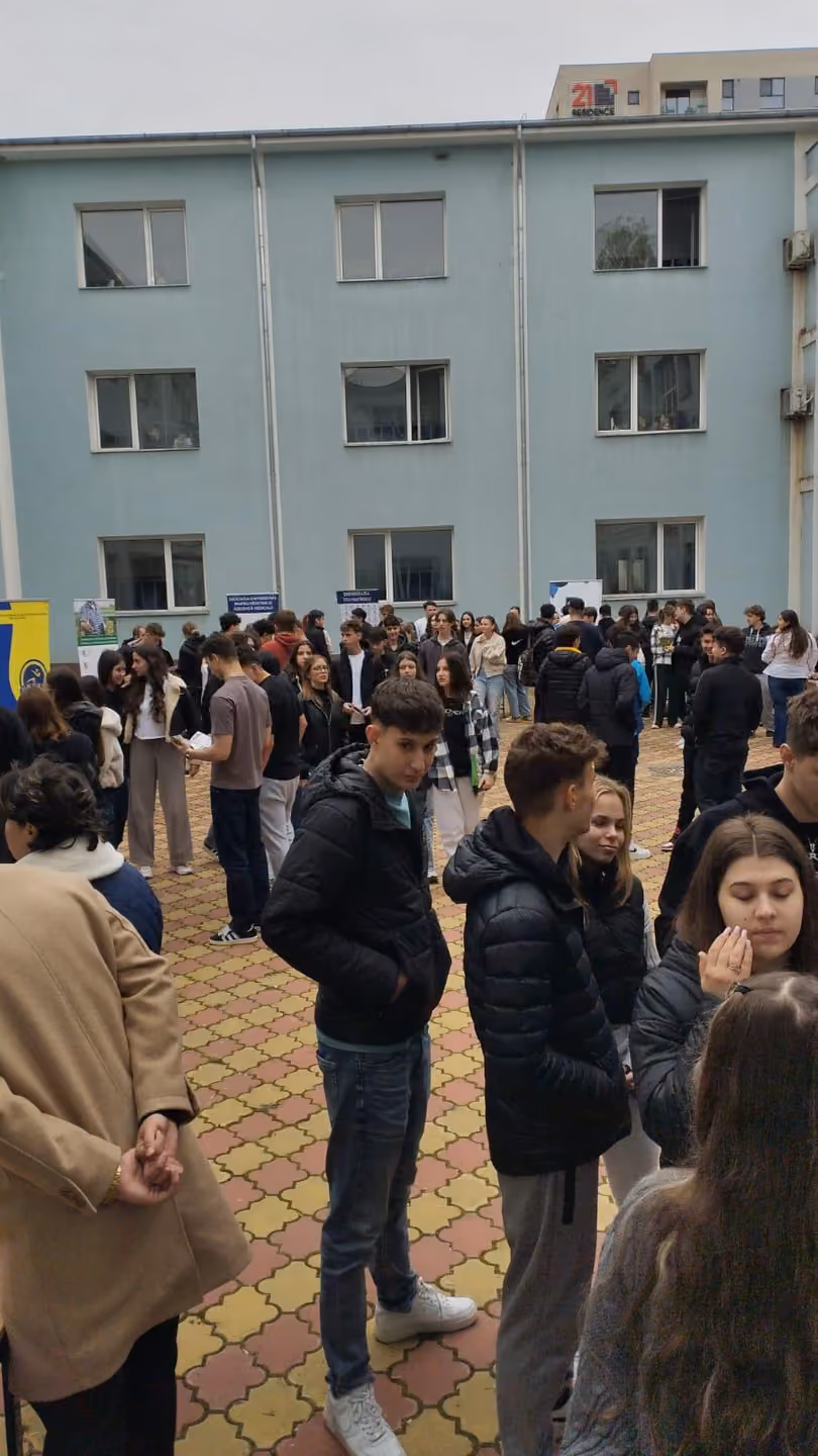 Elevii Colegiului Național Tudor Vladimirescu adunați în curtea interioară în timpul târgului
