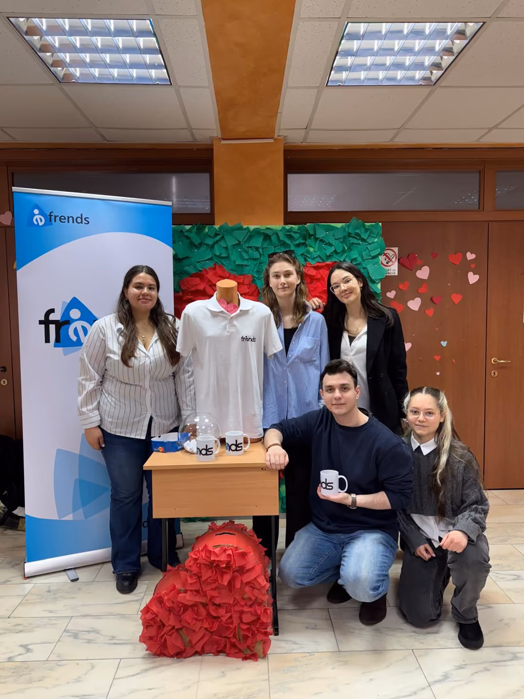 Echipa FRENDS la standul asociației din cadrul târgului UNIvibes