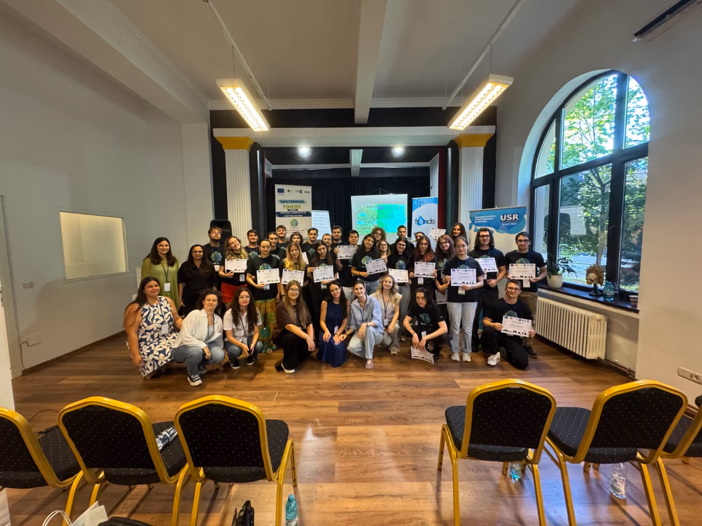 Participanții la hackathonul Youth4Air cu diplomele primite, în sala evenimentului