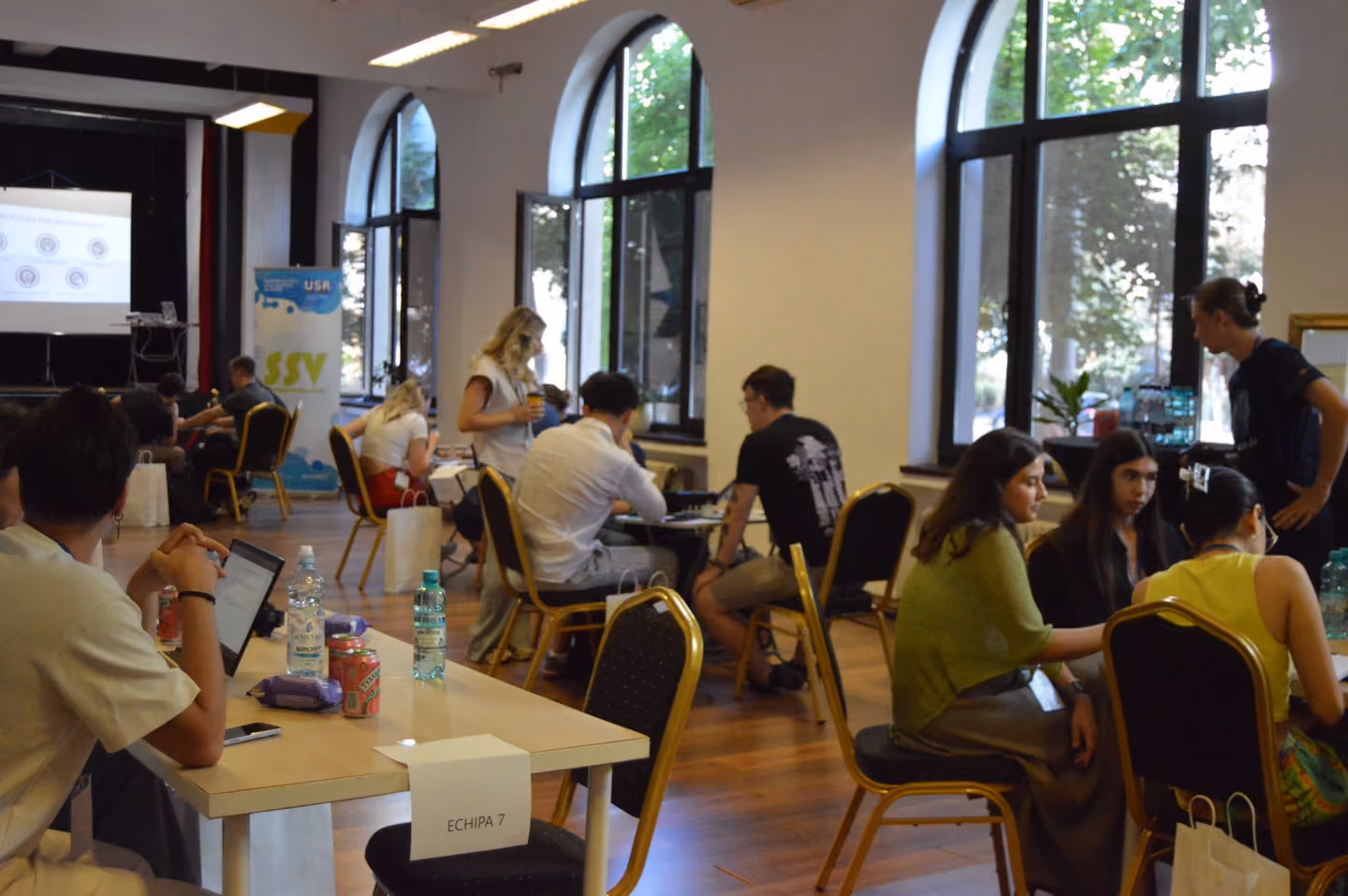 Echipe de tineri lucrând la soluțiile lor în timpul hackathonului Youth4Air