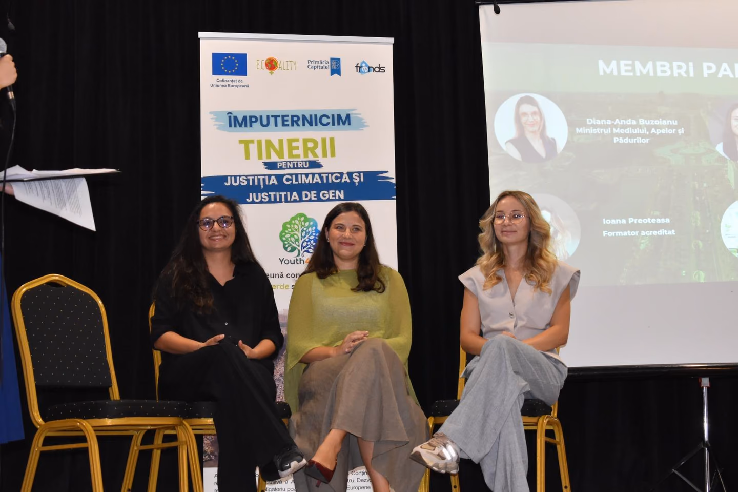 Cele trei experte din panelul introductiv despre justiția climatică și justiția de gen, pe scenă la Youth4Air